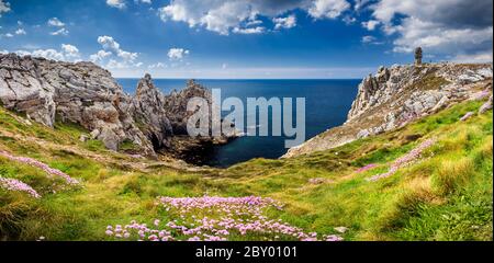 Panorama von Pointe du Stift-Hir mit Weltkrieg-Denkmal der Bretonen des freien Frankreichs auf der Halbinsel Crozon, Finistere Abteilung Camaret-Sur-Mer Stockfoto