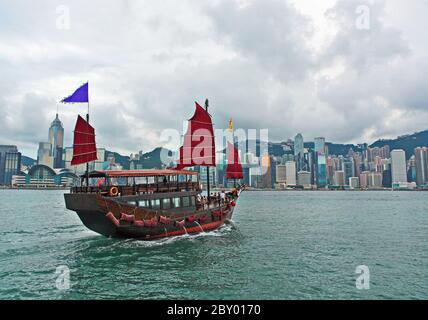 Hafen von Hongkong mit Junk-e-tourist Stockfoto