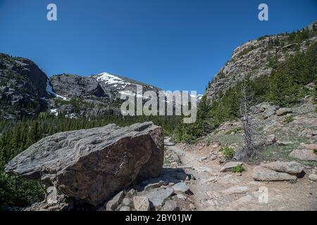 Rocky Mountain National Park Landschaft mit tiefer Tiefenschärfe, dramatisch, wolkigen Himmel, Nahaufnahme Vordergrund, und entfernte Berge Stockfoto