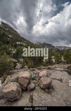 Rocky Mountain National Park Landschaft mit tiefer Tiefenschärfe, dramatisch, wolkigen Himmel, Nahaufnahme Vordergrund, und entfernte Berge Stockfoto