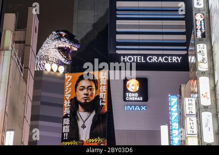 Tokio Japan 29. Oktober 2016 : Godzilla Statue neben dem Hotel Gracery in Tokio bei Nacht Stockfoto