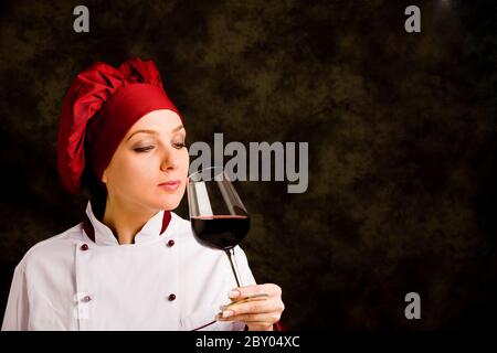 Koch Somelier mit Wein Stockfoto