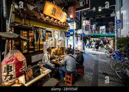 Tokio Japan 29. Oktober 2016 : Einheimische essen in einem Restaurant im Shinjuku-Viertel von Tokio Stockfoto