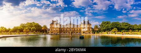 Die luxemburgische Palace im Jardin du Luxembourg und dem Jardin du Luxembourg in Paris, Frankreich. Luxemburg wurde ursprünglich gebaut (1615-1645). Stockfoto