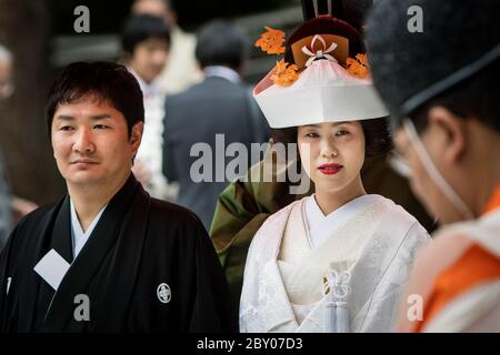 Tokyo Japan 30. Oktober 2016 : Paar heiratet in traditioneller japanischer Kleidung im Meiji Tempel in Tokio Stockfoto