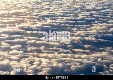 Decke von Wolken. Sonne unter einer Decke von Wolken. Auf eine Decke von Wolken. Sonne unter einer Decke von Wolken. Reibungslose Ansicht von oben wit Stockfoto