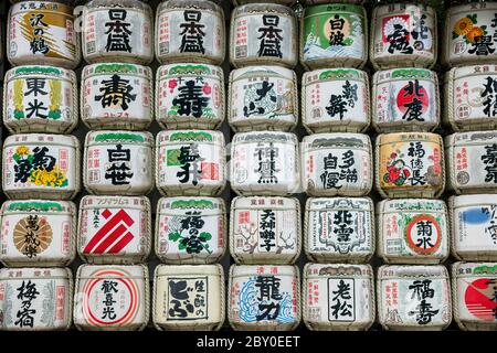 Tokyo Japan 30. Oktober 2016 : Sake Fässer verwendet, um den Reiswein auf dem Display am Meiji Jingu Schrein in Tokio Japan gären. Stockfoto