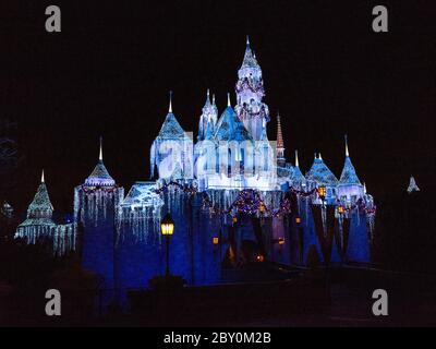 ANAHEIM, KALIFORNIEN - 1. Dezember 2016 - die Feiertagsbeleuchtung auf dem Schloss im Disneyland Resort Stockfoto