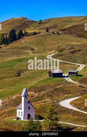 Kapelle von San Maurizio am Grödner Joch, Südtirol, Italien. Blick auf Weg zu kleinen weißen Kapelle San Maurizio und Dolomiti Berg. San Maurizio chap Stockfoto