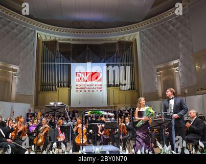 MOSKAU, RUSSLAND - NOVEMBER 15: Das Russische Nationalorchester spielt am 15. November 2011 in der Chaikovsky Hall in Moskau, Russland Stockfoto