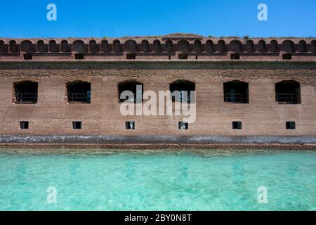 Ranger Apartments in Fort Jefferson hinter Aqua Waters Stockfoto