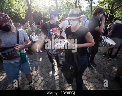 New York, New York, USA. Juni 2020. Trommler schlagen ihre Trommeln für Drums for the Black Live Matter Movement auf der Grand Army Plaza in Brooklyn, New York. 50 Trommler schlugen weg, während Hunderte von Rallyebesuchern Unterstützung gaben. Tausende von Radfahrern nahmen an der Fahrt für Solidarität mit Black Lives Matter in New York, New York, Teil. Kredit: Brian Branch Price/ZUMA Wire/Alamy Live News Stockfoto