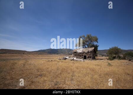 Alte Bauernscheune oder kain in den offenen Flugzeugen Stockfoto
