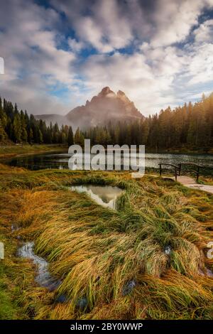 Herbst Blick auf den Lago Antorno (Lago di Antorno) in den Dolomiten gelegen, Provinz Belluno, Italien. Lago Antorno, Drei Zinnen von Lavaredo, Lago Antorno Stockfoto
