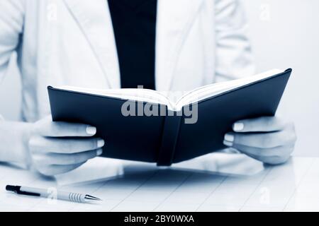 Geschäftsfrau lesen Stockfoto