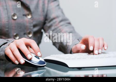Weibliche Hände arbeiten am Computer Stockfoto