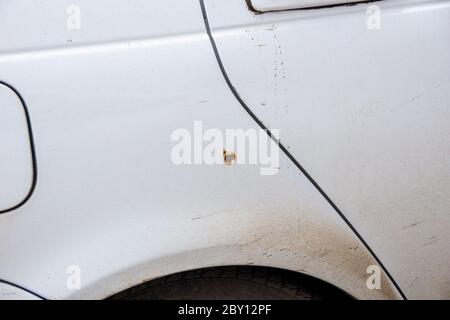 Rost auf dem Flügel des Autos Stockfoto