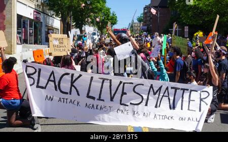 Black Lives Matter Protest George Floyd - RIESIGES Banner Black Lives Matter Protestler in der Mitte der Hauptstraße - Ridgefield Park, Bergen County, New Jer Stockfoto