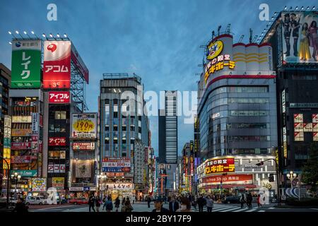 Tokio Japan 31. Oktober 2016 :das neon beleuchtete Shinjuku Einkaufs- und Unterhaltungsviertel in Tokio, Japan bei Sonnenuntergang Stockfoto