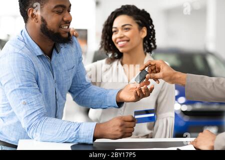 African Paar Unter Auto Key Von Verkäufer In Autohaus Office Stockfoto