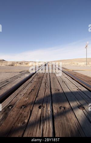 Eisenbahnübergänge in der Wüste Stockfoto