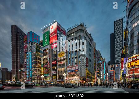 Tokio Japan 31. Oktober 2016 :das neon beleuchtete Shinjuku Einkaufs- und Unterhaltungsviertel in Tokio, Japan bei Sonnenuntergang Stockfoto