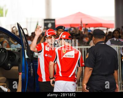 SEPANG, MALAYSIA - 10. APRIL: Fernando Alonso und Felipe Massa (Ferrari) begrüßen die Fans bei der Autogrammstunde auf Formel 1 GP, AP Stockfoto
