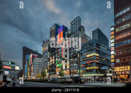 Tokio Japan 31. Oktober 2016 :das neon beleuchtete Shinjuku Einkaufs- und Unterhaltungsviertel in Tokio, Japan bei Sonnenuntergang Stockfoto