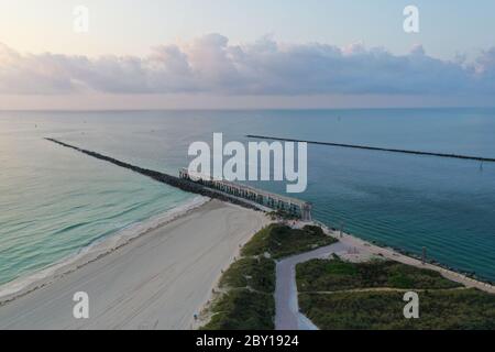 Luftaufnahme von Government Cut und South Pointe Park in Miami Beach, Florida bei Sonnenaufgang bei ruhigem Wetter während der COVID-19 Abschaltung. Stockfoto
