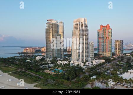 Luftaufnahme des South Pointe Park und South Beach in Miami Beach, Florida bei Sonnenaufgang mit Port Miami und der Skyline von Miami im Hintergrund. Stockfoto