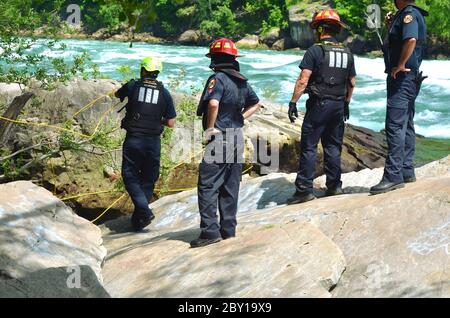 NIAGARA RIVER, ONTARIO, KANADA - 6. JUNI 2020 - Niagara River Rescue Team in Aktion Airlifting ein gestrandeter Teenager in Niagara River Gorge Stockfoto