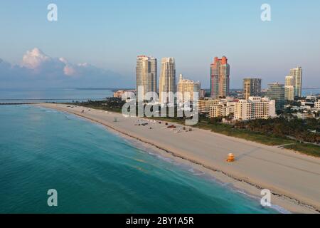 Luftaufnahme des South Pointe Park und South Beach in Miami Beach, Florida bei Sonnenaufgang mit Port Miami und der Skyline von Miami im Hintergrund. Stockfoto
