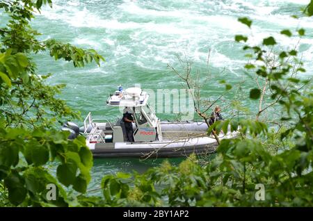 NIAGARA RIVER, ONTARIO, KANADA - 6. JUNI 2020 - Niagara River Rescue Team in Aktion Suche und Luftanhebung gestrandeten Teenager in Niagara River Gorge Stockfoto