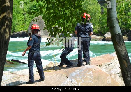 NIAGARA RIVER, ONTARIO, KANADA - 6. JUNI 2020 - Niagara River Rescue Team in Aktion Airlifting ein gestrandeter Teenager in Niagara River Gorge Stockfoto