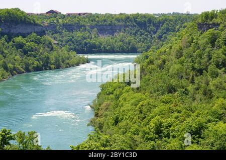 NIAGARA RIVER, ONTARIO, KANADA - 6. JUNI 2020 - Niagara River Rescue Team in Aktion Airlifting ein gestrandeter Teenager in Niagara River Gorge Stockfoto