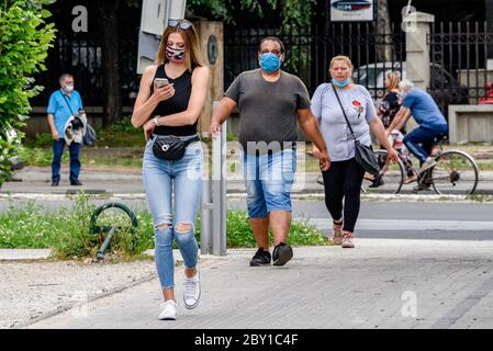 Skopje, Nordmakedonien. Juni 2020. Menschen mit Gesichtsmasken gehen am 8. Juni 2020 auf einer Straße im Zentrum von Skopje, der Hauptstadt Nordmakedoniens. Kredit: Tomislav Georgiev/Xinhua/Alamy Live News Stockfoto