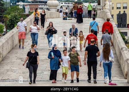 Skopje, Nordmakedonien. Juni 2020. Am 8. Juni 2020 überqueren die Menschen die Steinbrücke im Zentrum von Skopje, der Hauptstadt Nordmakedoniens. Kredit: Tomislav Georgiev/Xinhua/Alamy Live News Stockfoto