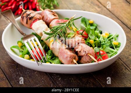 Fleischspieße auf Holztisch Stockfoto
