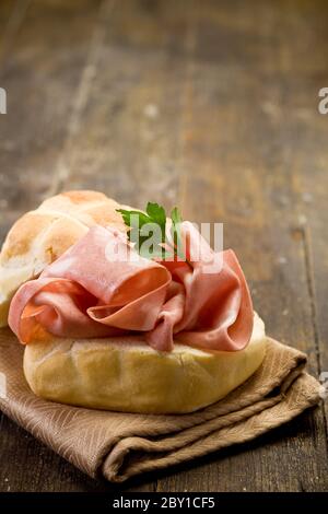 Sandwich mit Mortadella-Wurst Stockfoto