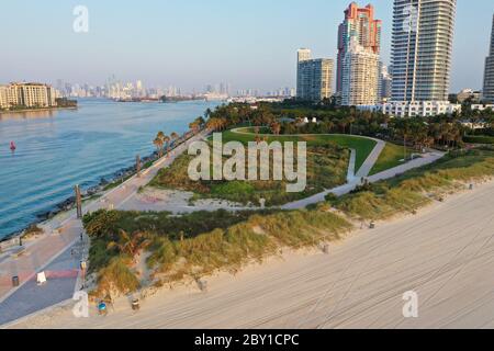 Luftaufnahme des South Pointe Park und South Beach in Miami Beach, Florida bei Sonnenaufgang mit Port Miami und der Skyline von Miami im Hintergrund. Stockfoto