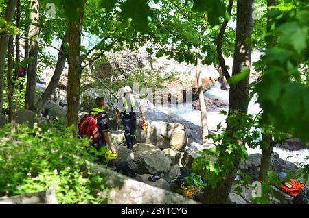 NIAGARA RIVER, ONTARIO, KANADA - 6. JUNI 2020 - Niagara River Rescue Team in Aktion Airlifting ein gestrandeter Teenager in Niagara River Gorge Stockfoto