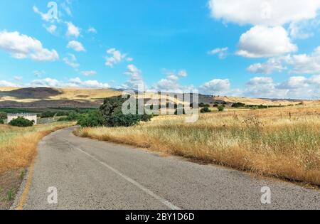 Straße in den Golanhöhen vor der Kulisse von schönen Wolken. Israel Stockfoto