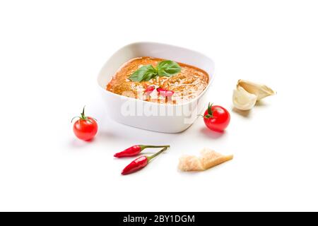 Sizilianischer Pesto mit Chili auf weiß Stockfoto