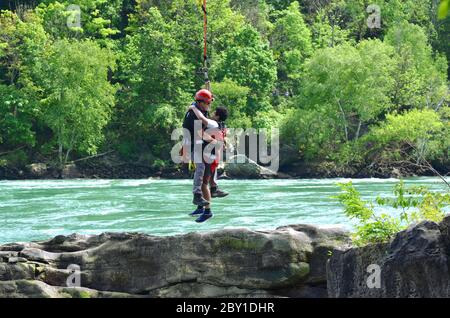 NIAGARA RIVER, ONTARIO, KANADA - 6. JUNI 2020 - Niagara River Rescue Team in Aktion Airlifting ein gestrandeter Teenager in Niagara River Gorge Stockfoto