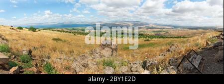 Landschaft auf den Golanhöhen gegen den blauen Himmel in Israel Stockfoto