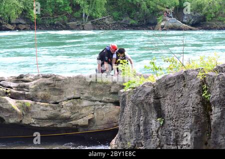 NIAGARA RIVER, ONTARIO, KANADA - 6. JUNI 2020 - Niagara River Rescue Team in Aktion Airlifting ein gestrandeter Teenager in Niagara River Gorge Stockfoto