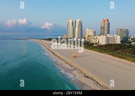 Luftaufnahme des South Pointe Park und South Beach in Miami Beach, Florida bei Sonnenaufgang mit Port Miami und der Skyline von Miami im Hintergrund. Stockfoto