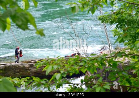 NIAGARA RIVER, ONTARIO, KANADA - 6. JUNI 2020 - Niagara River Rescue Team in Aktion Airlifting ein gestrandeter Teenager in Niagara River Gorge Stockfoto