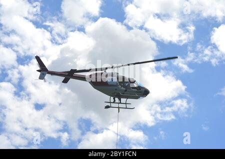 NIAGARA RIVER, ONTARIO, KANADA - 6. JUNI 2020 - Niagara River Rescue Team in Aktion Airlifting ein gestrandeter Teenager in Niagara River Gorge Stockfoto