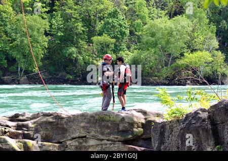 NIAGARA RIVER, ONTARIO, KANADA - 6. JUNI 2020 - Niagara River Rescue Team in Aktion Airlifting ein gestrandeter Teenager in Niagara River Gorge Stockfoto